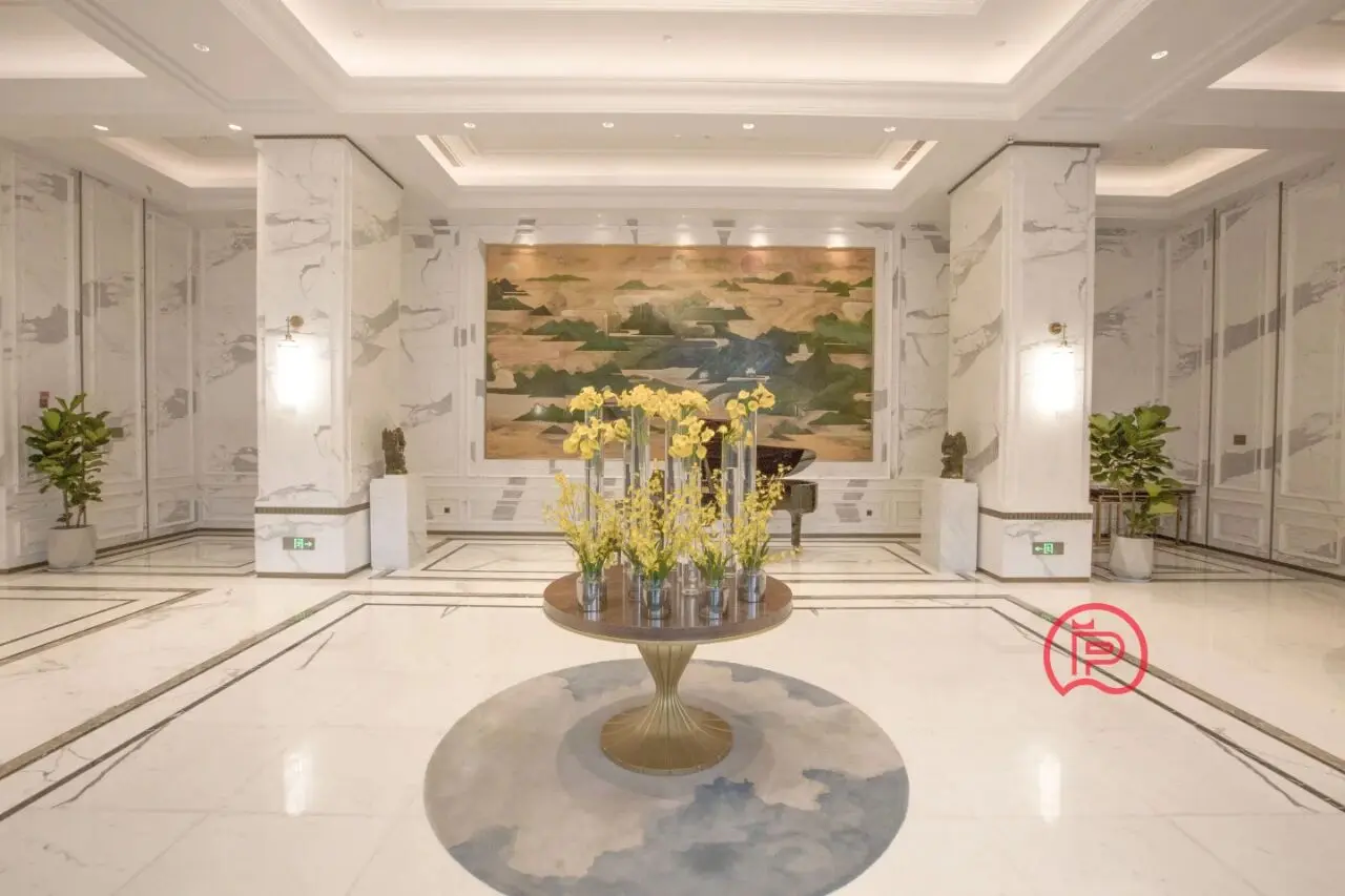 4.Calacatta marble corridor