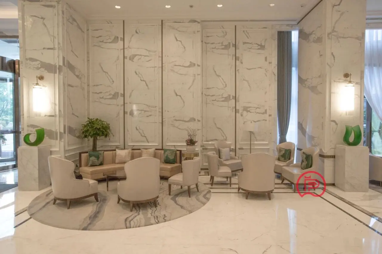 6. Calacatta White Marble Wall Panel