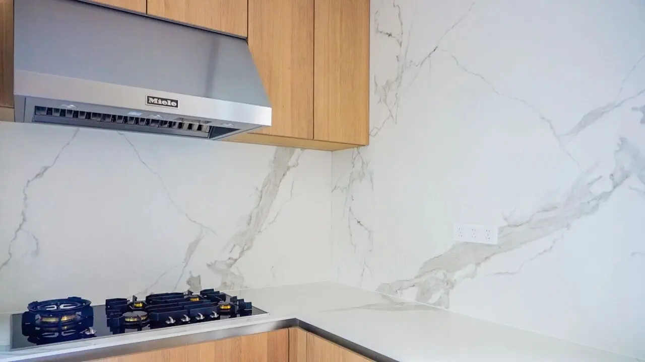6.Calacatta marble kitchen countertop and wall